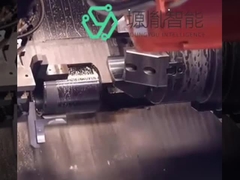 Der Kooperationsprozess zwischen Industrierobotern und der Werkzeugmaschine, die bei der maschinellen Bearbeitung mahlt