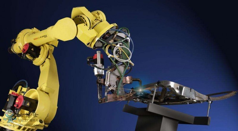Roboterarm Fanuc, der lang für die erhöhte Installation stapelt Punktschweissen programmiert